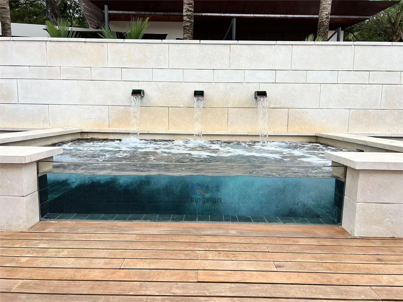 Pourquoi la feuille acrylique est-elle utilisée à la place du verre comme fenêtres de piscine?