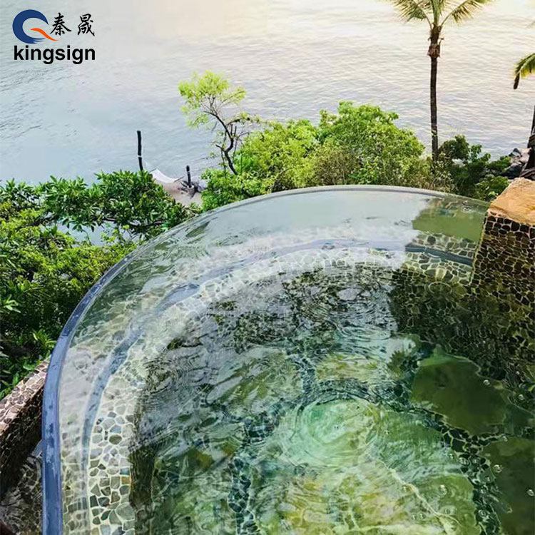 Une fenêtre de piscine peut-elle vraiment rester claire et sûre pendant des années ?